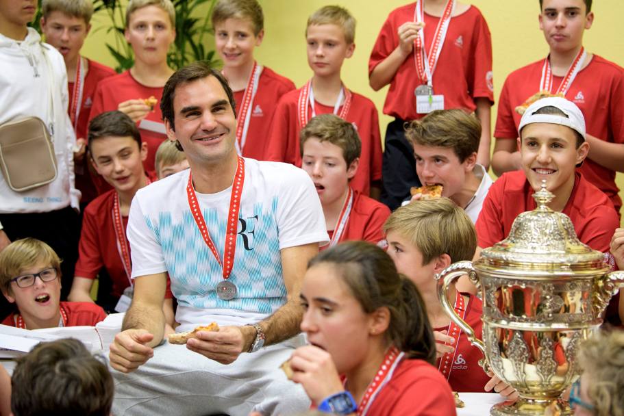 Roger Federer conquista per l&#39;8 volta il torneo di Basilea e dopo festeggia con una pizza insieme ai raccattapalle